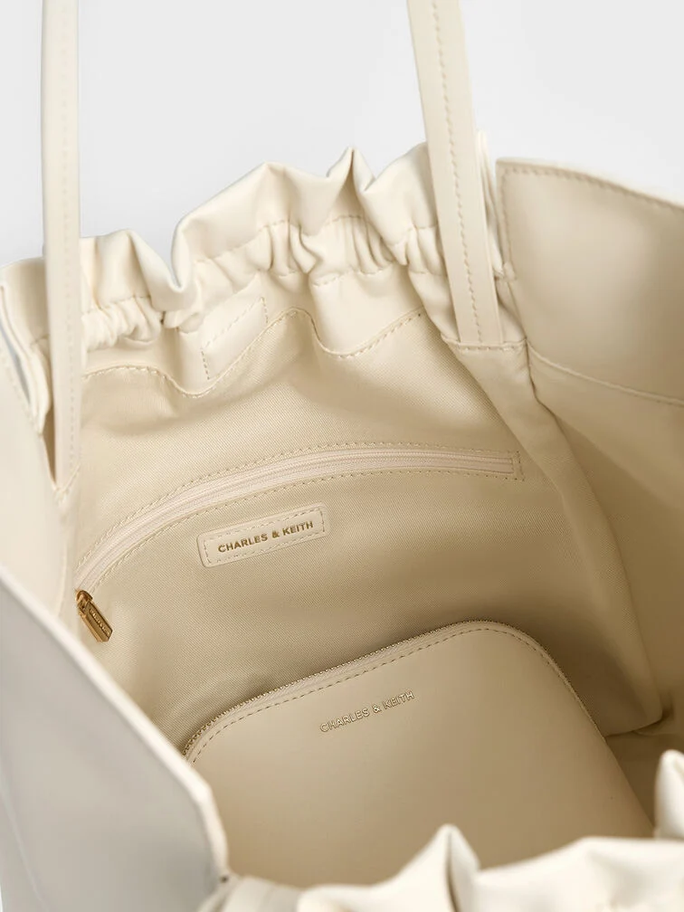 A tote bag with a spacious main compartment and multiple built-in inner pockets for easy access to your belongings.