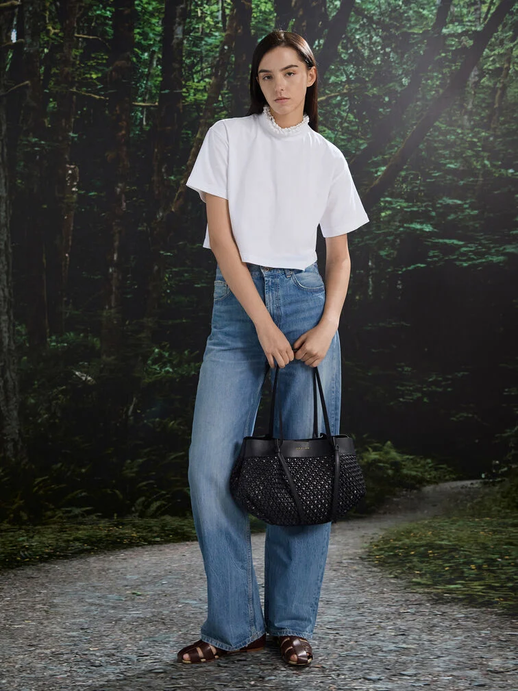 A boxy shirt paired with jeans and sandals for an outfit that feels effortless yet well-put-together.