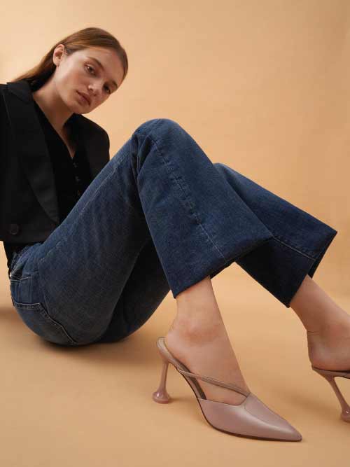 Sepatu wanita sculptural heel patent strappy dalam warna taupe – CHARLES & KEITH