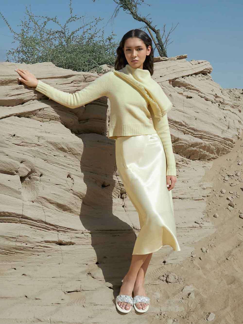 Tas satin wanita Este chain handle dan sepatu pumps metallic pointed toe – CHARLES & KEITH