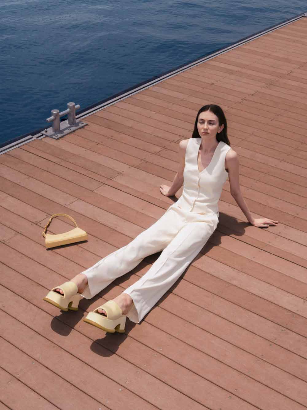 Sandal platform wanita recycled polyester warna kuning dan tas trapeze wanita metallic-accent strap – CHARLES & KEITH