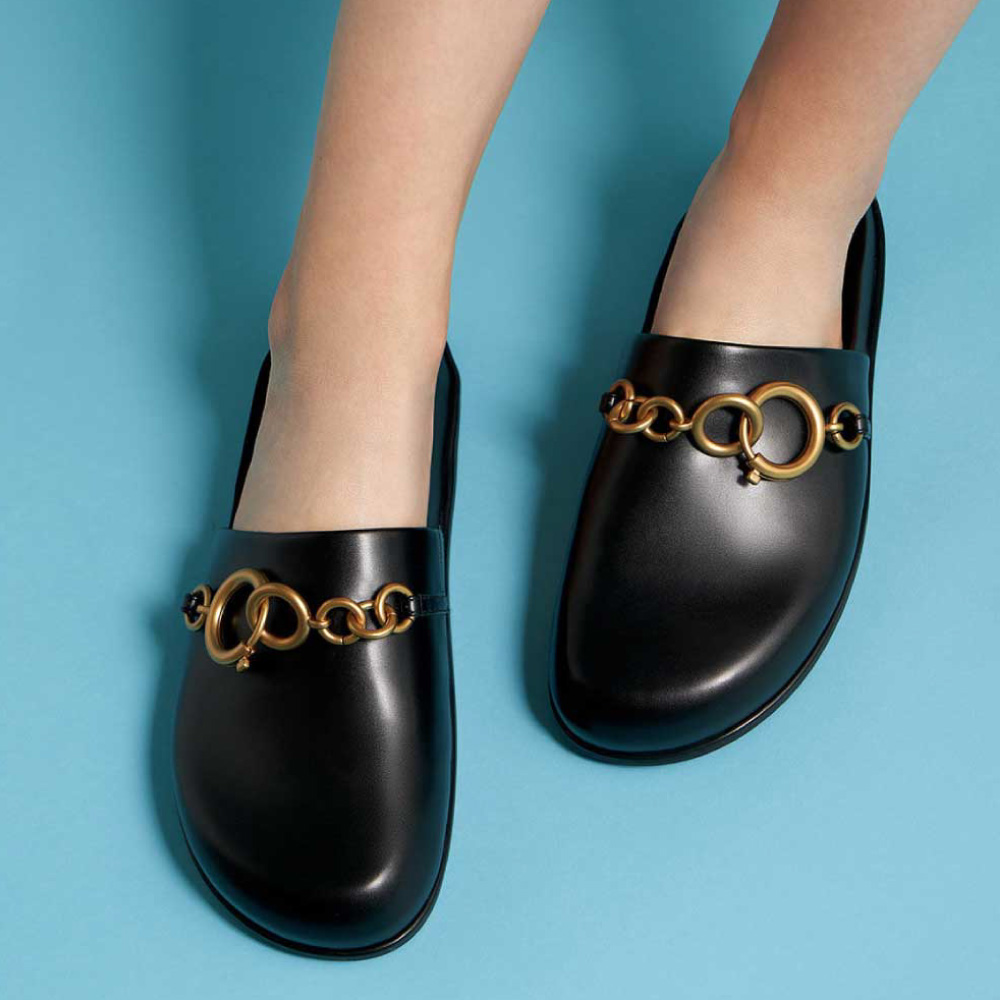Sepatu flat mules chain link wanita warna hitam – CHARLES & KEITH