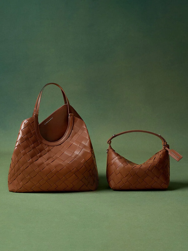 Roomy woven tote bags make practical yet elegant gifts. 