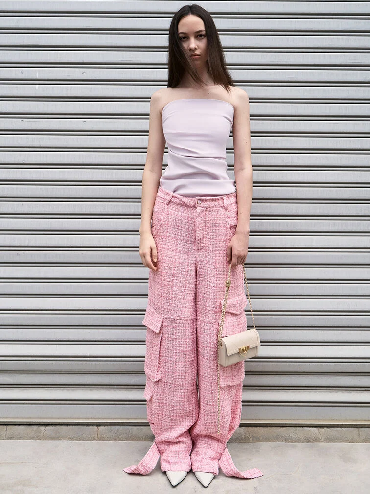 Clutch selempang quilted dengan atasan tanpa lengan dan celana cargo pink, untuk tampilan kasual sehari-hari.