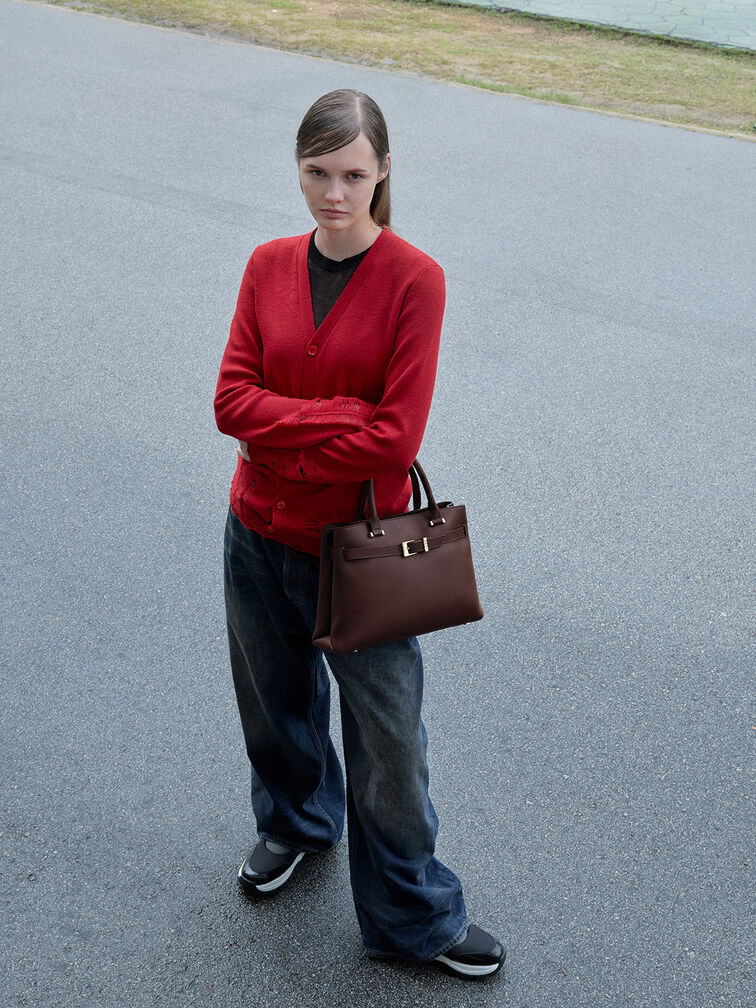 Jeans paired with a basic black tee and cardigan for a laid-back uni outfit.